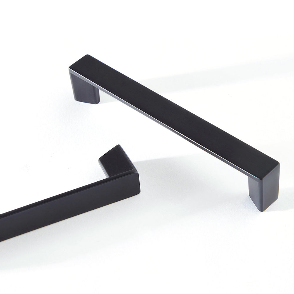 Aven Pull Handle in Matte Black white background view 4